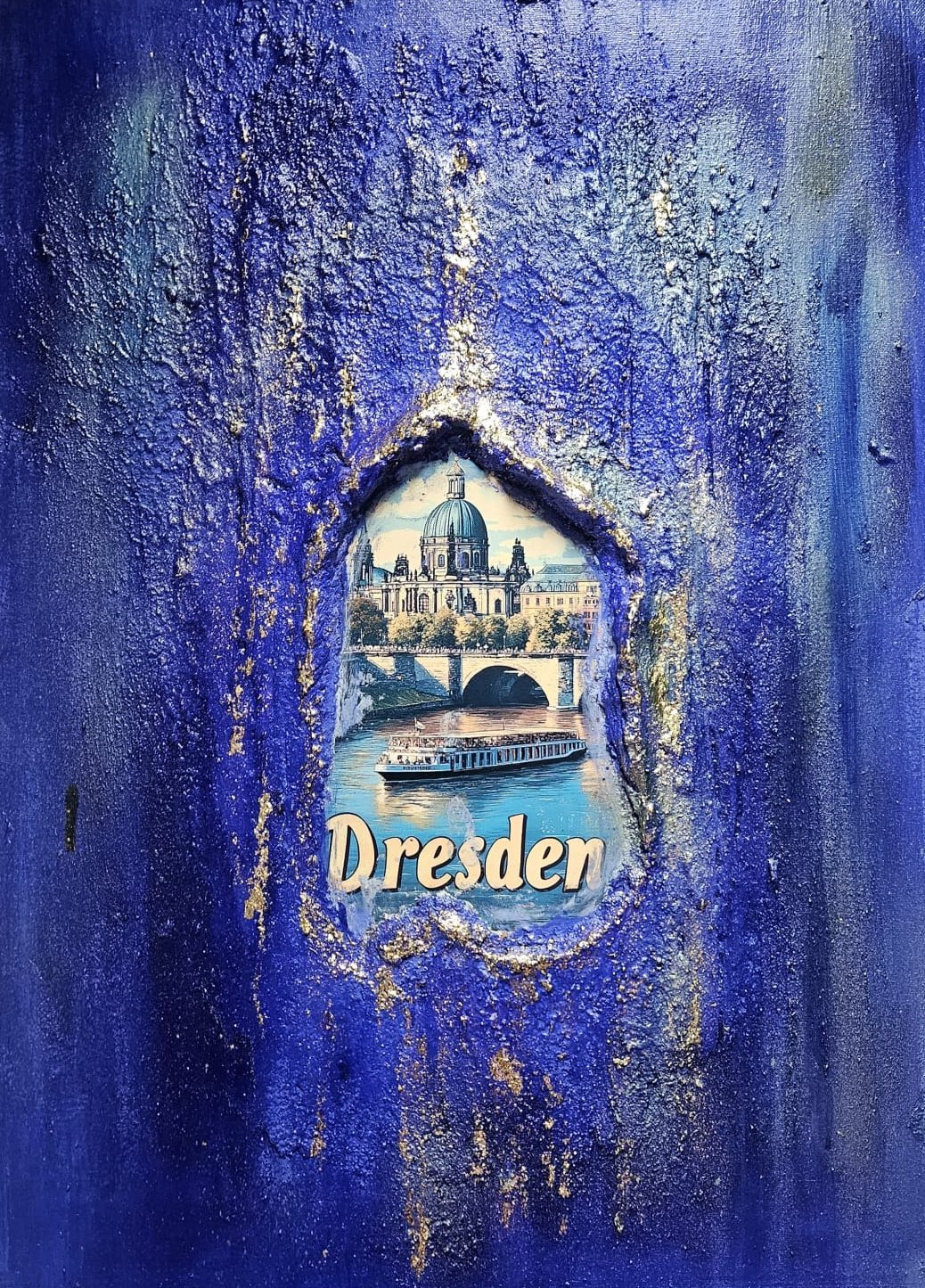 Blaues Reliefbild mit eingelassenem Motiv der Frauenkirche, der Elbe und eines Dampfers