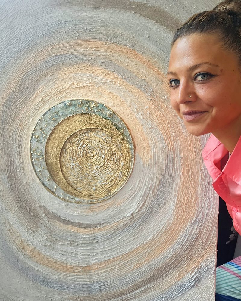 Natalia Albanski neben einem ihrer Werke