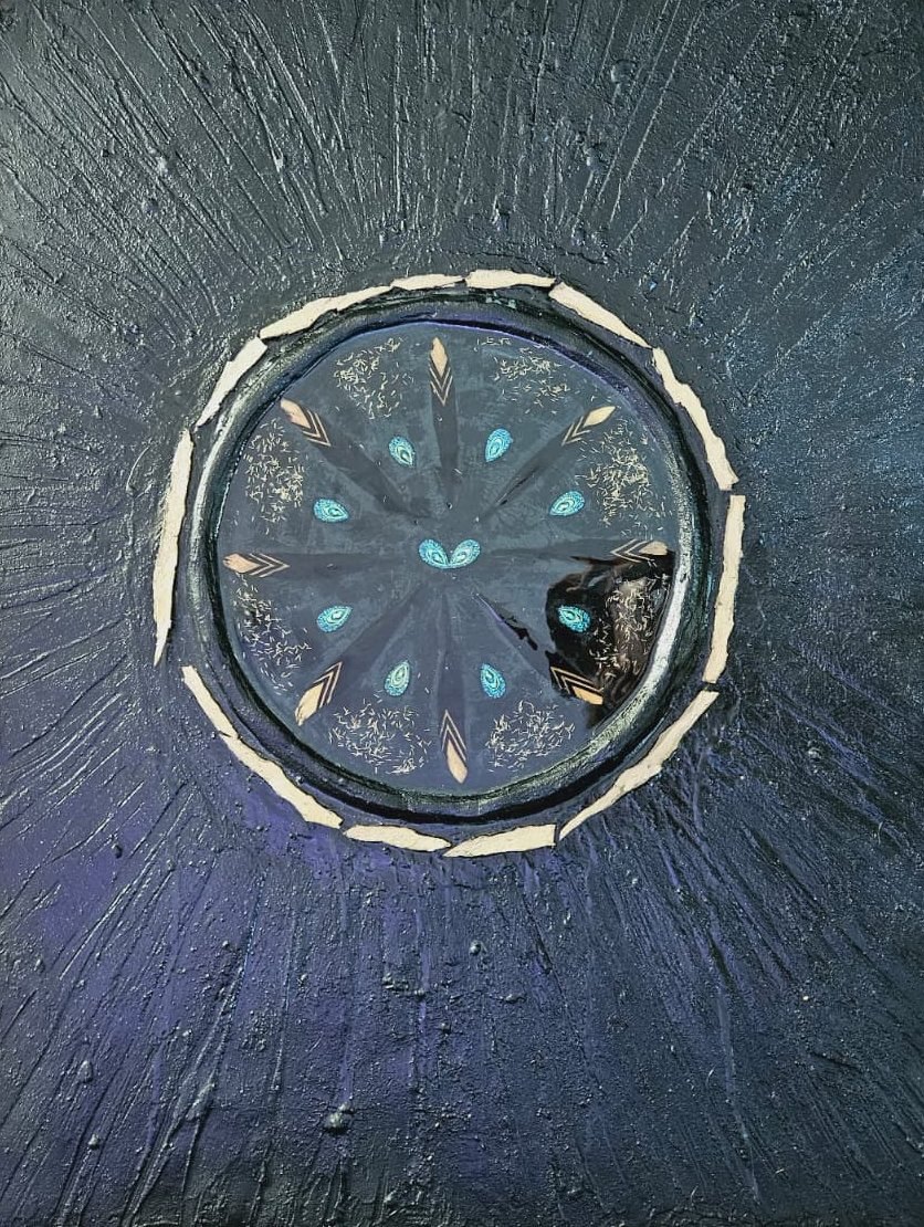 Schwarzes Bild mit rundem Mandala-Auge in Gold und Smaragdgrün