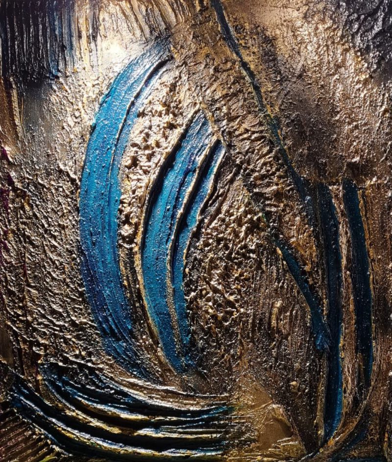Stark strukturiertes Relief in Bronze und Gold mit geschwungenen blauen Wellenbahnen