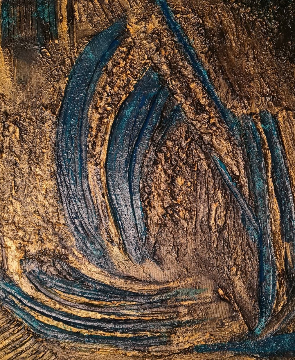 Stark strukturiertes Relief in Bronze und Gold mit geschwungenen blauen Wellenbahnen, Ansicht 2