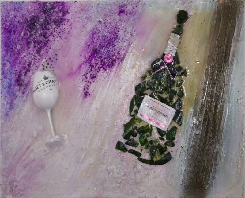 Champagnerflasche aus Scherben und ein Glas auf violett-weißem Grund