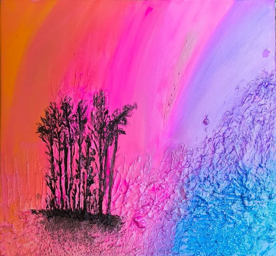 Farbverlauf von Orange und Pink zu Blau mit schwarzen Bäumen, rechts unten raue violette und blaue Fläche