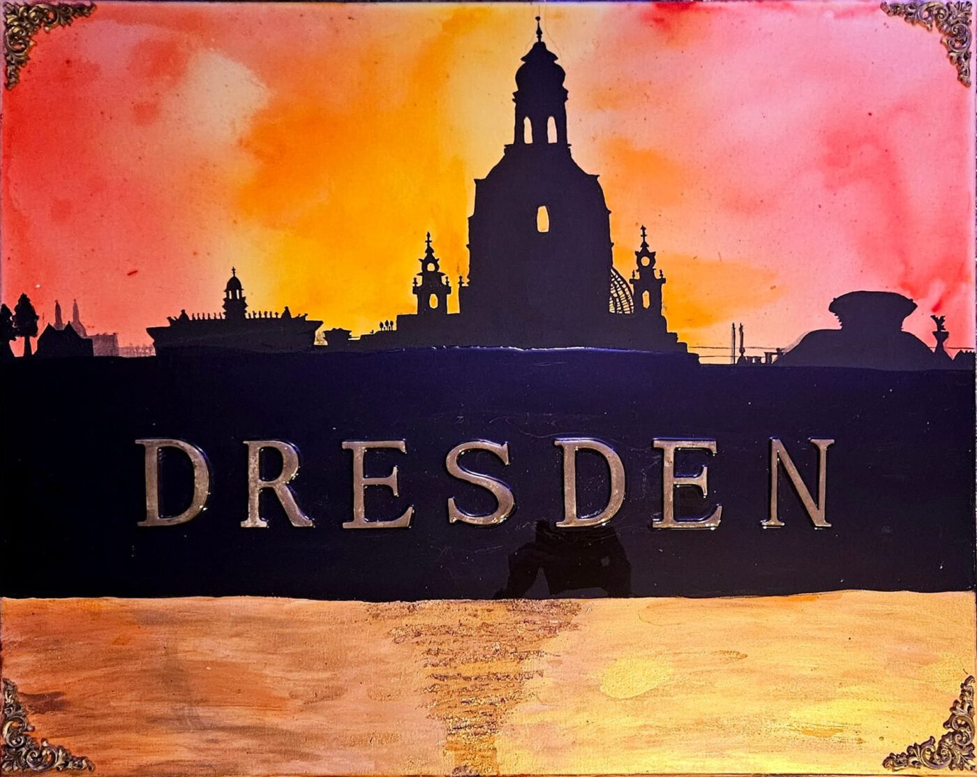 Gemälde der Dresdner Skyline als schwarze Silhouette vor orangerotem Himmel, darunter goldener Schriftzug DRESDEN