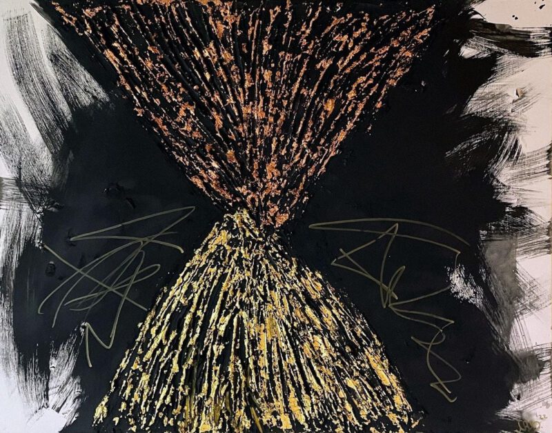 Schwarze Leinwand mit stundenglasförmigem Dreieckmotiv, oben Kupfer, unten Gold, dazu zarte Kritzellinien