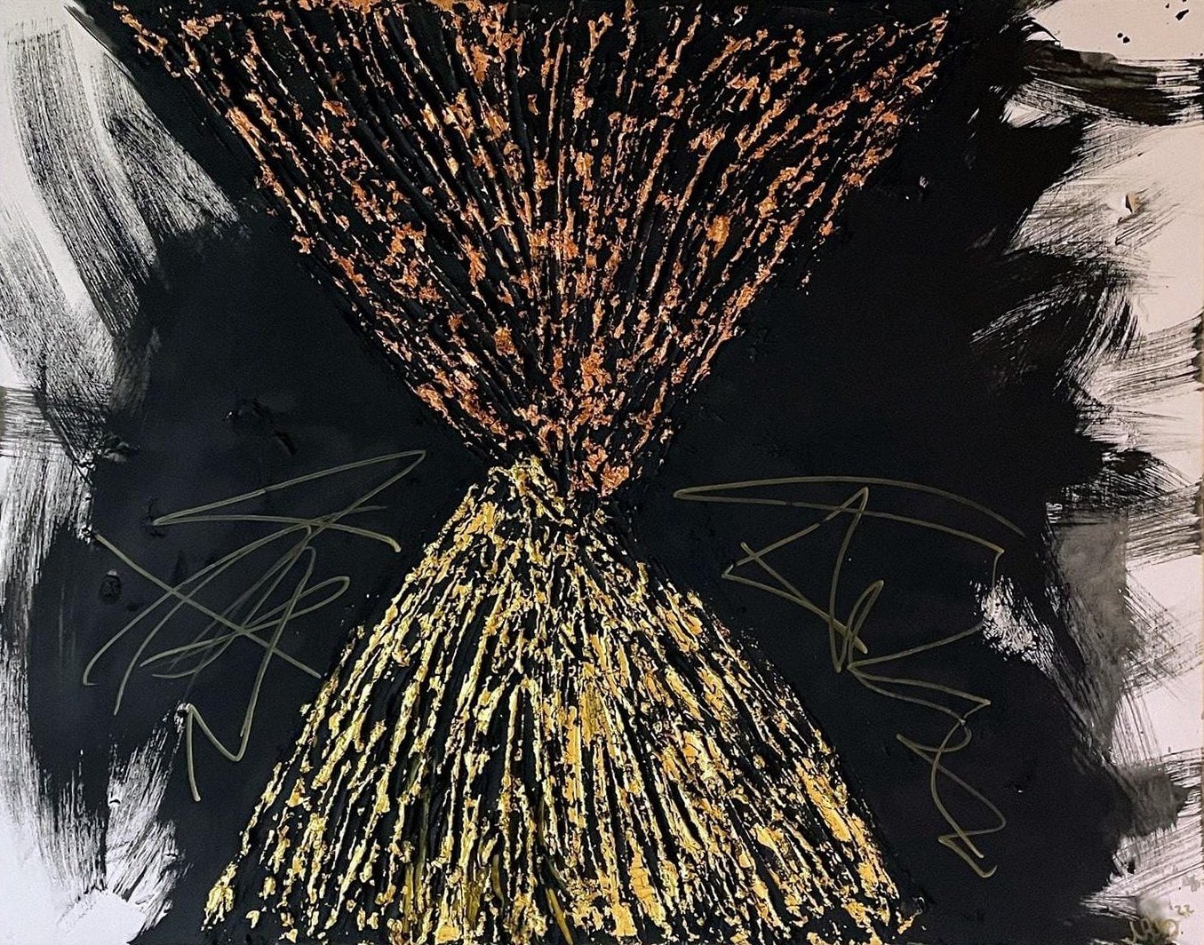 Schwarze Leinwand mit stundenglasförmigem Dreieckmotiv, oben Kupfer, unten Gold, dazu zarte Kritzellinien