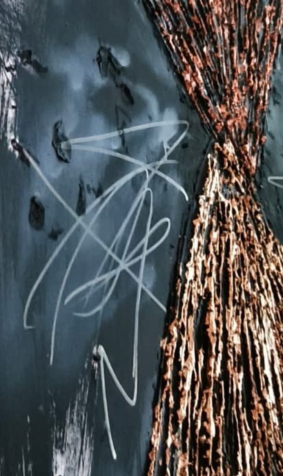 Schwarze Leinwand mit stundenglasförmigem Dreieckmotiv, oben Kupfer, unten Gold, dazu zarte Kritzellinien, Ansicht 2