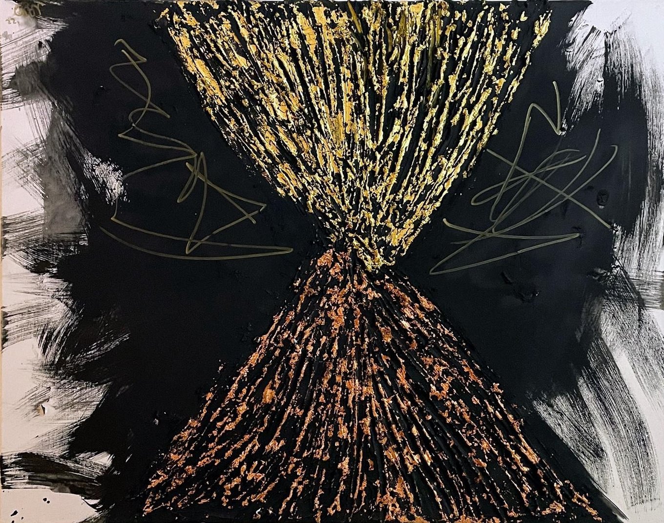 Schwarze Leinwand mit stundenglasförmigem Dreieckmotiv, oben Kupfer, unten Gold, dazu zarte Kritzellinien, Ansicht 3
