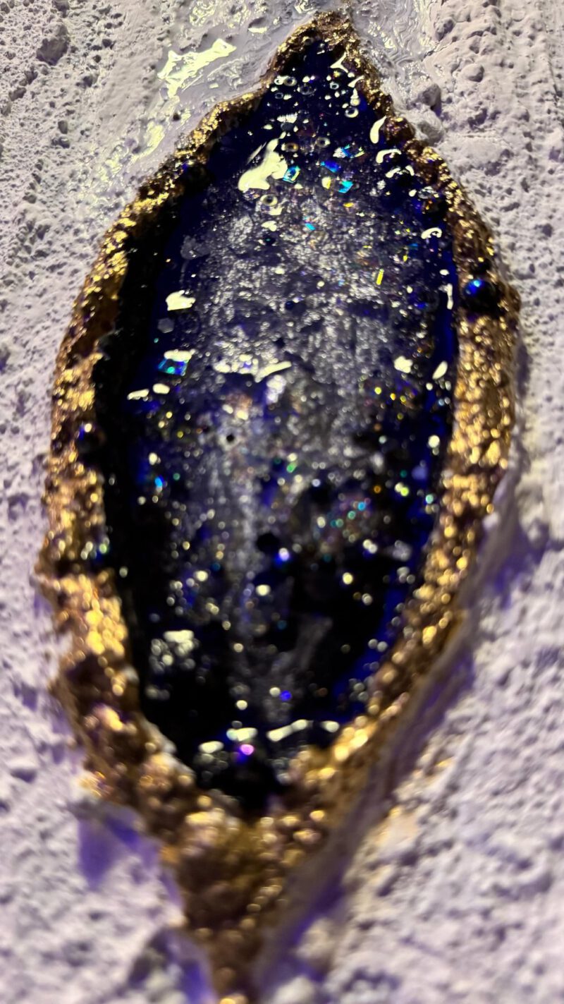 Mitternachtsblaues Universum, von Gold gerahmt, wie eine geöffnete Geode