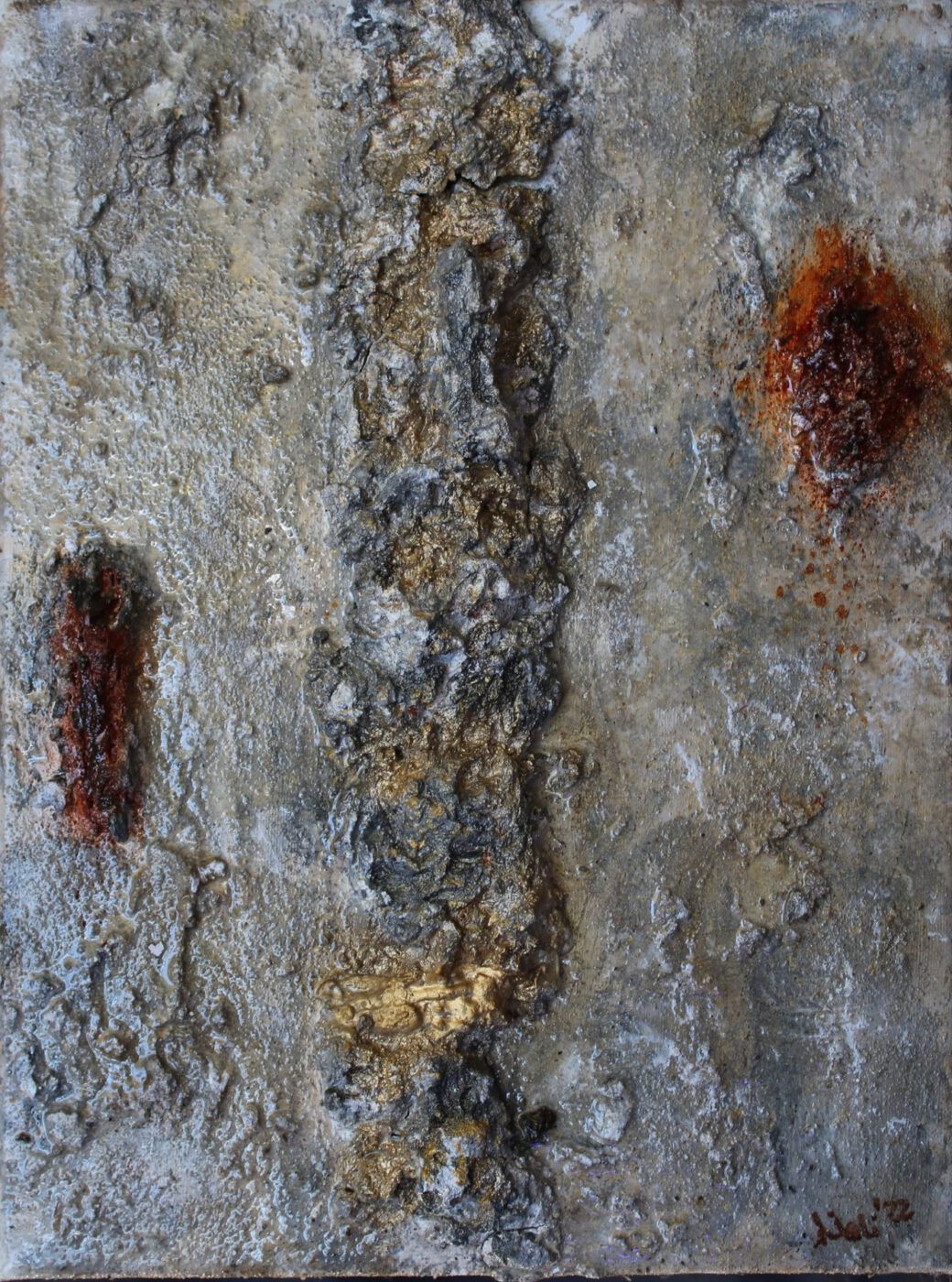 Stark strukturiertes Gemälde in Grau und Beige mit senkrechtem Reliefband in Gold und zwei rostroten Flecken