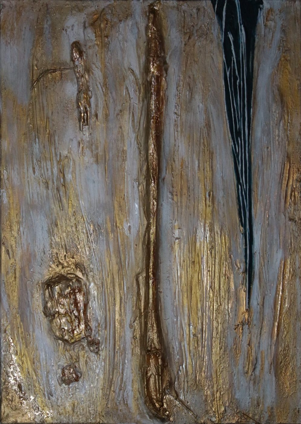 Hochformatiges Gemälde mit senkrechten Spachtelstrukturen in Gold und Grau, goldener Reliefstrang, blauschwarze Spitze rechts