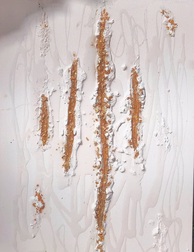 Weiße Leinwand mit senkrechten goldbraunen Furchen, goldenen Flocken und glänzenden, durchscheinenden Linien