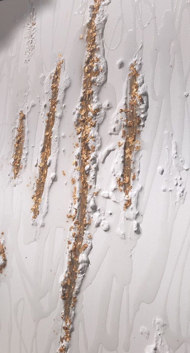 Weiße Leinwand mit senkrechten goldbraunen Furchen, goldenen Flocken und glänzenden, durchscheinenden Linien, Ansicht 2