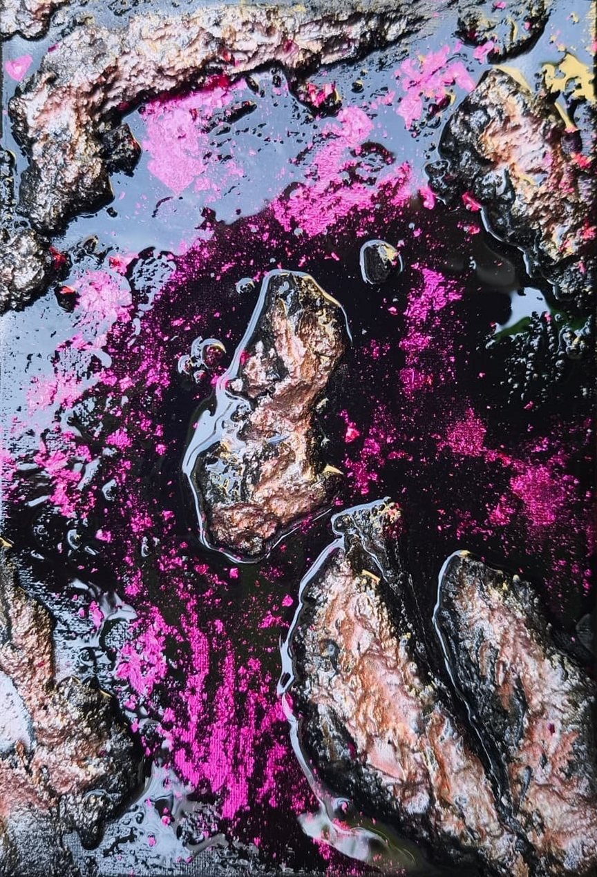 Glänzend schwarze Fläche mit magentafarbenen Flächen, hellvioletten Spiegelungen und kupferfarbenen Reliefbrocken