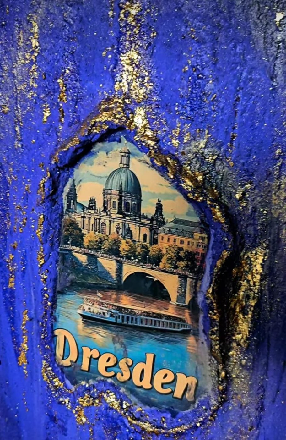 Blaues Reliefbild mit eingelassenem Motiv der Frauenkirche, der Elbe und eines Dampfers, weitere Ansicht