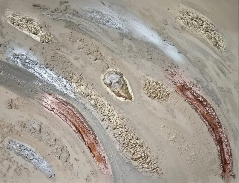 Sandfarbene Fläche mit Bahnen aus Kupfer und Silber und einem Muschelelement