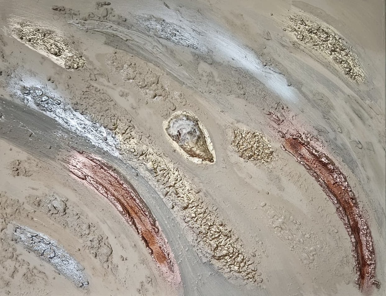 Sandfarbene Fläche mit Bahnen aus Kupfer und Silber und einem Muschelelement