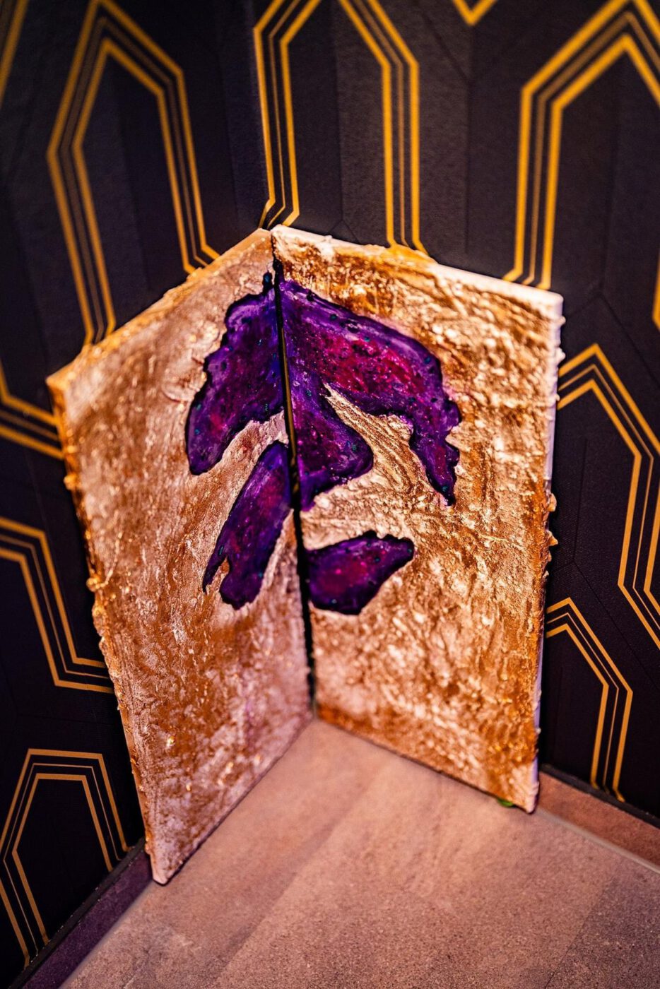 Violett-rotes Element auf goldener Struktur, verteilt auf zwei Leinwände